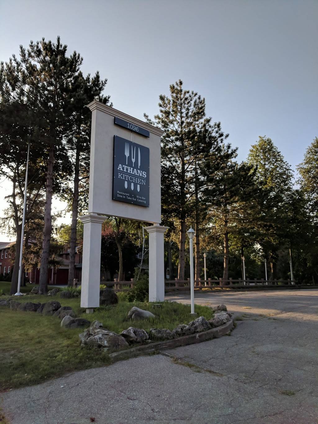 Athans Kitchen Restaurant | restaurant | 1096 Lorne Park Rd, Mississauga, ON L5H 3A3, Canada | 9052782528 OR +1 905-278-2528