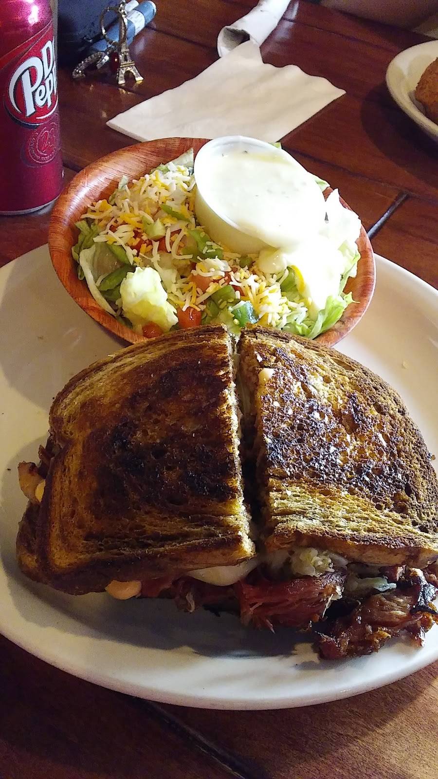 Lawrences Pub and Eatery | restaurant | 46 E Main St, Benton, WI 53803, USA | 6087594000 OR +1 608-759-4000