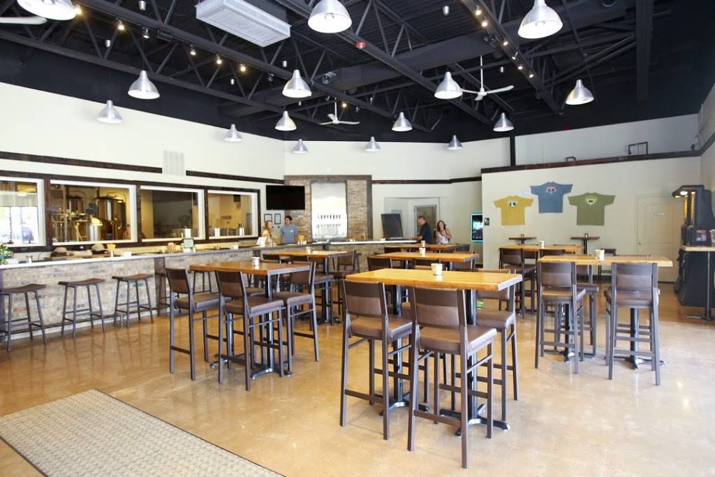 Crystal Lake Brewing | restaurant | 150 N Main St, Crystal Lake, IL 60014, USA | 7792209288 OR +1 779-220-9288
