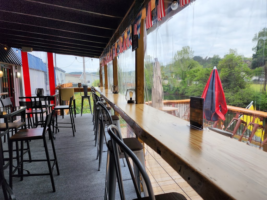 The Waterfront Bar | restaurant | 205 Ocoee St, Copperhill, TN 37317, USA | 4235481535 OR +1 423-548-1535