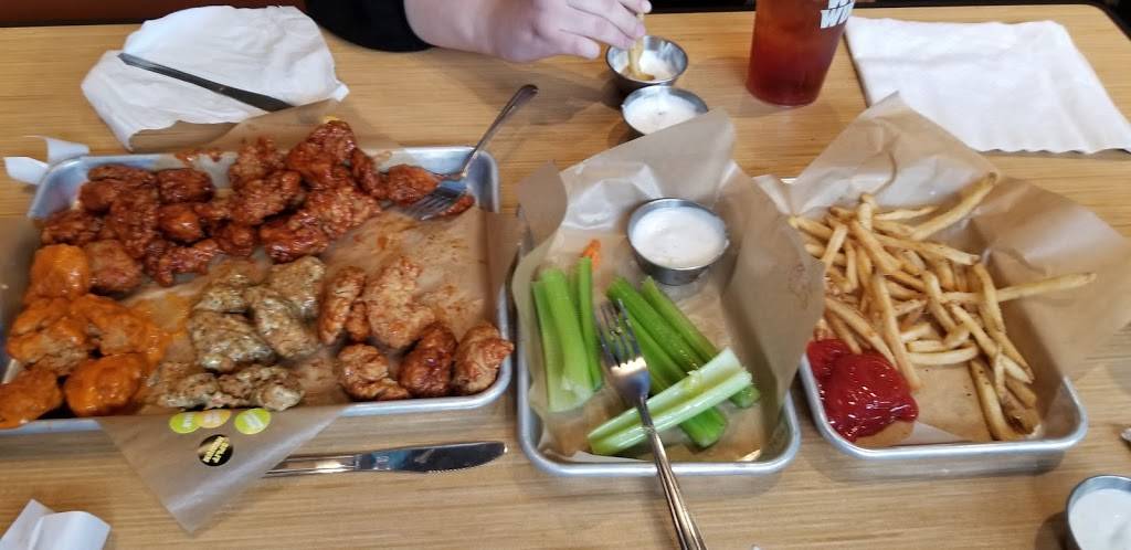 Buffalo Wild Wings | restaurant | 635 W Fleming Dr, Morganton, NC 28655, USA | 8284337550 OR +1 828-433-7550