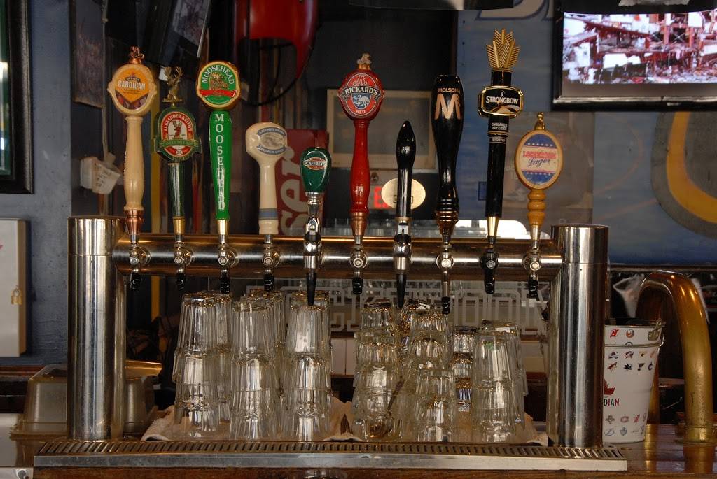 Lockeroom | restaurant | 201 Cundles Rd E, Barrie, ON L4M 4S5, Canada | 7057209060 OR +1 705-720-9060