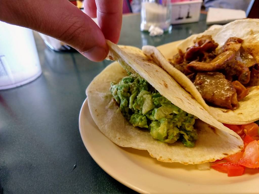 Panchos Mexican Restaurant | restaurant | 1005 Enrique M. Barrera Pkwy, San Antonio, TX 78237, USA | 2104332800 OR +1 210-433-2800