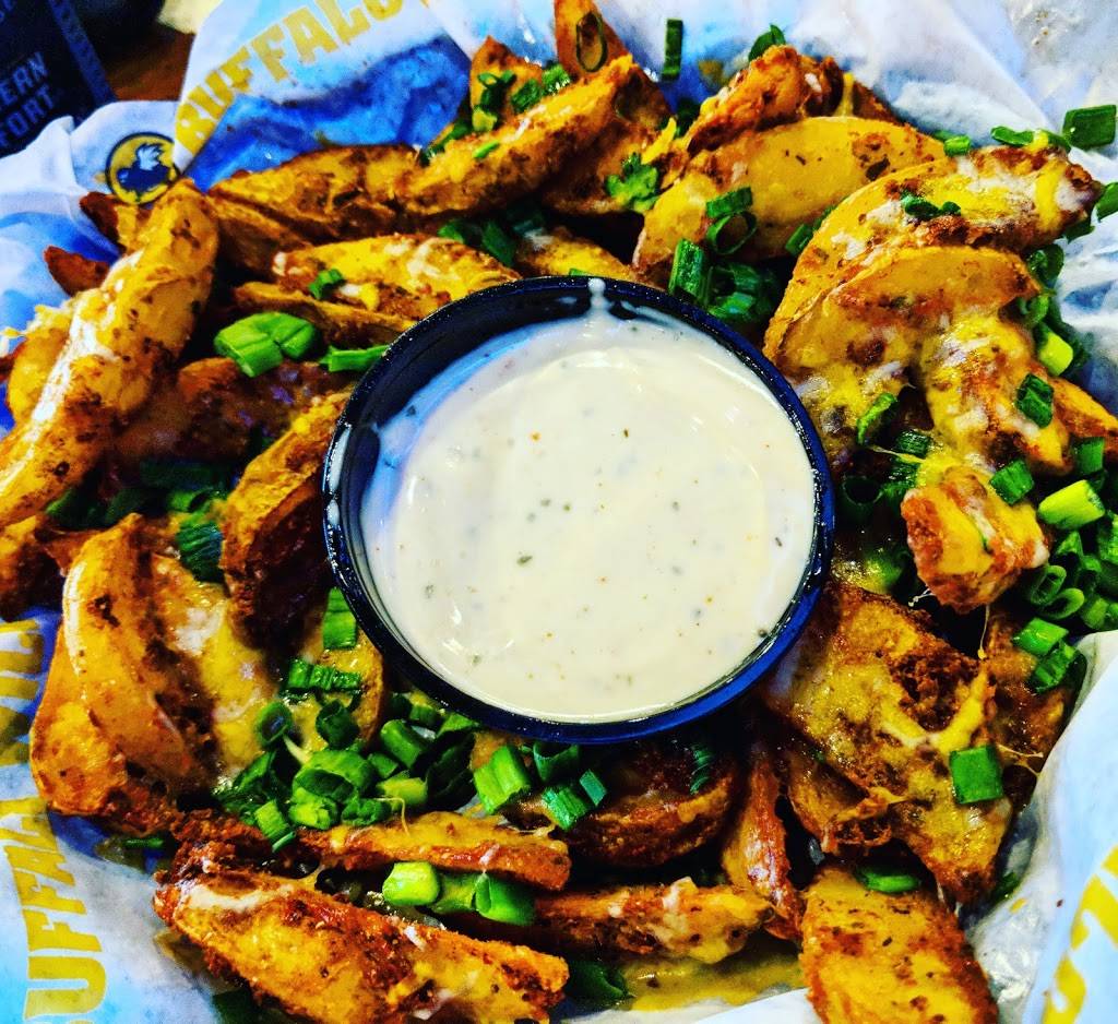 Buffalo Wild Wings | restaurant | 1701 Sunrise Hwy, Bay Shore, NY 11706, USA | 6319689464 OR +1 631-968-9464