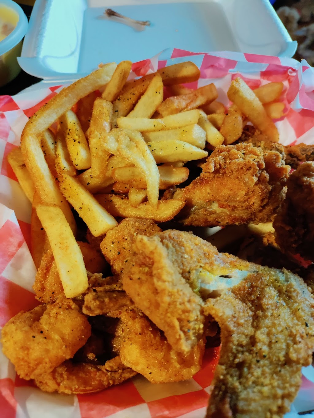 Wallys Fish & Chicken | restaurant | 14877 Stephens, Eastpointe, MI 48021, USA | 5868597632 OR +1 586-859-7632