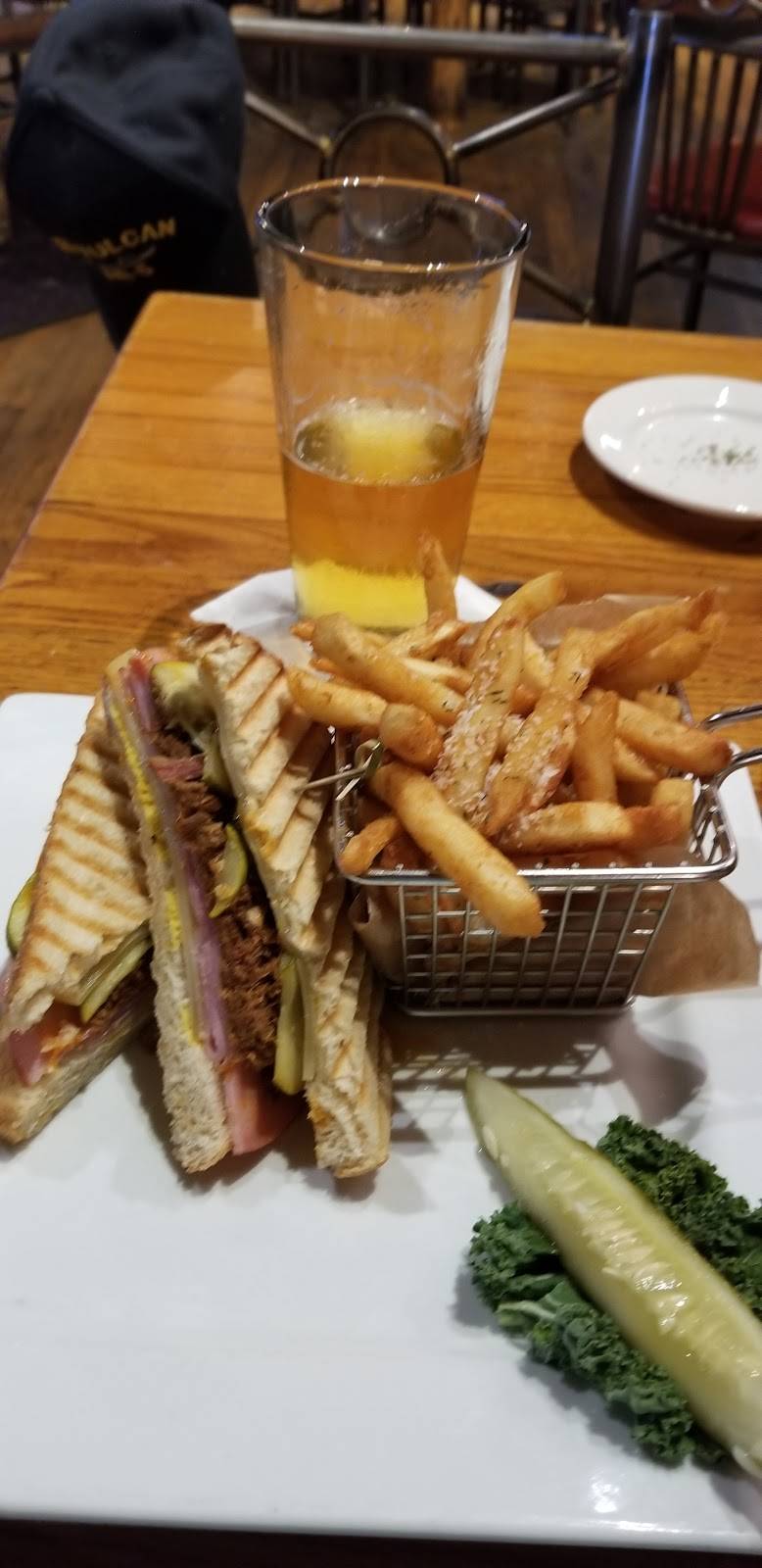 Redwood Steakhouse and Brewery | restaurant | 5304 Gateway Center, Flint, MI 48507, USA | 8102338000 OR +1 810-233-8000