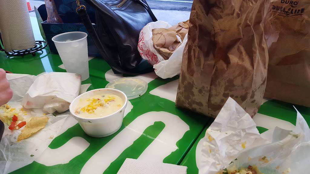 Fuzzys Taco Shop | restaurant | 2614 SW 17th St, Topeka, KS 66604, USA | 7857308090 OR +1 785-730-8090