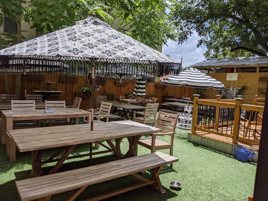 Tuttis A Place for Foodies | restaurant | 318 E Cevallos St, San Antonio, TX 78204, USA | 2105301313 OR +1 210-530-1313