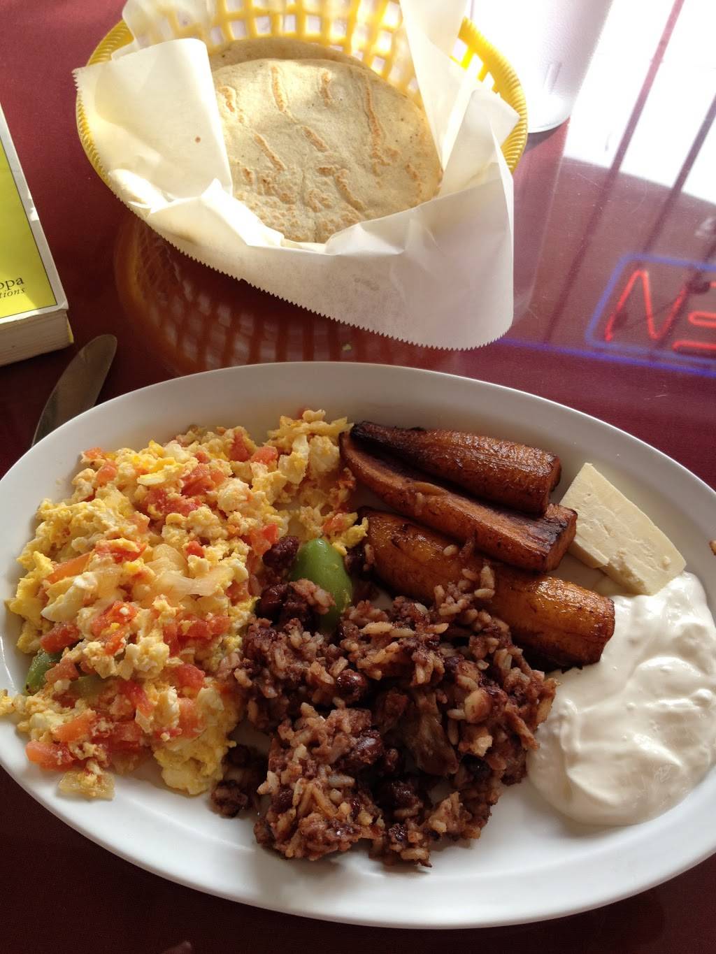 Izalco Restaurant | restaurant | 10729 Burbank Blvd, North Hollywood, CA 91601, USA | 8187600396 OR +1 818-760-0396