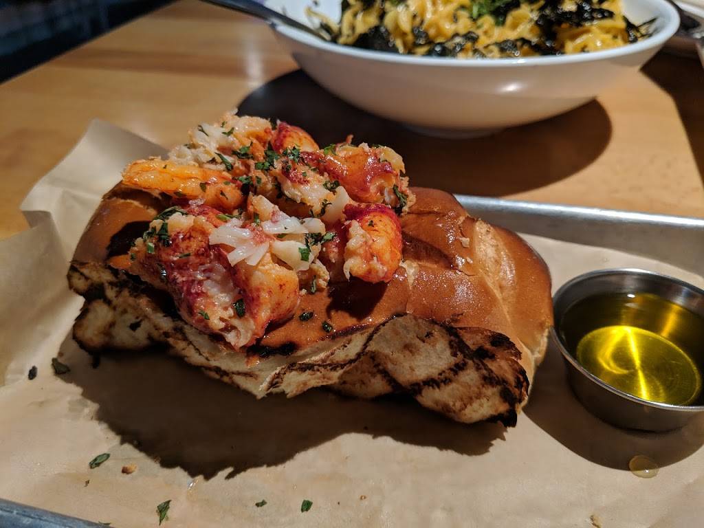 EMC Seafood & Raw Bar | restaurant | 24300 Town Center Dr #110, Valencia, CA 91355, USA | 6612889988 OR +1 661-288-9988