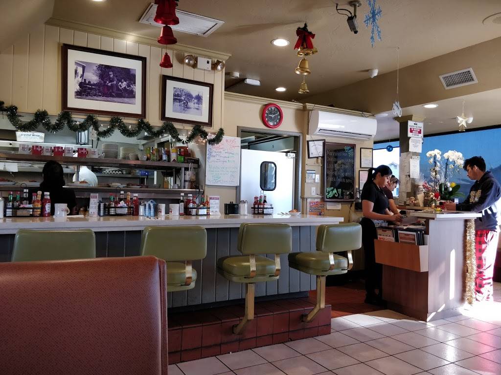 Hot N Tot | restaurant | 2347 Pacific Coast Hwy, Lomita, CA 90717, USA | 3103269626 OR +1 310-326-9626