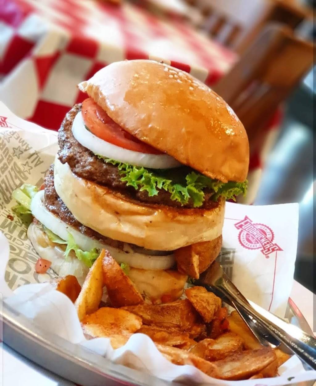 Fuddruckers | restaurant | 5614 Bay St #232, Emeryville, CA 94608, USA | 5106555902 OR +1 510-655-5902