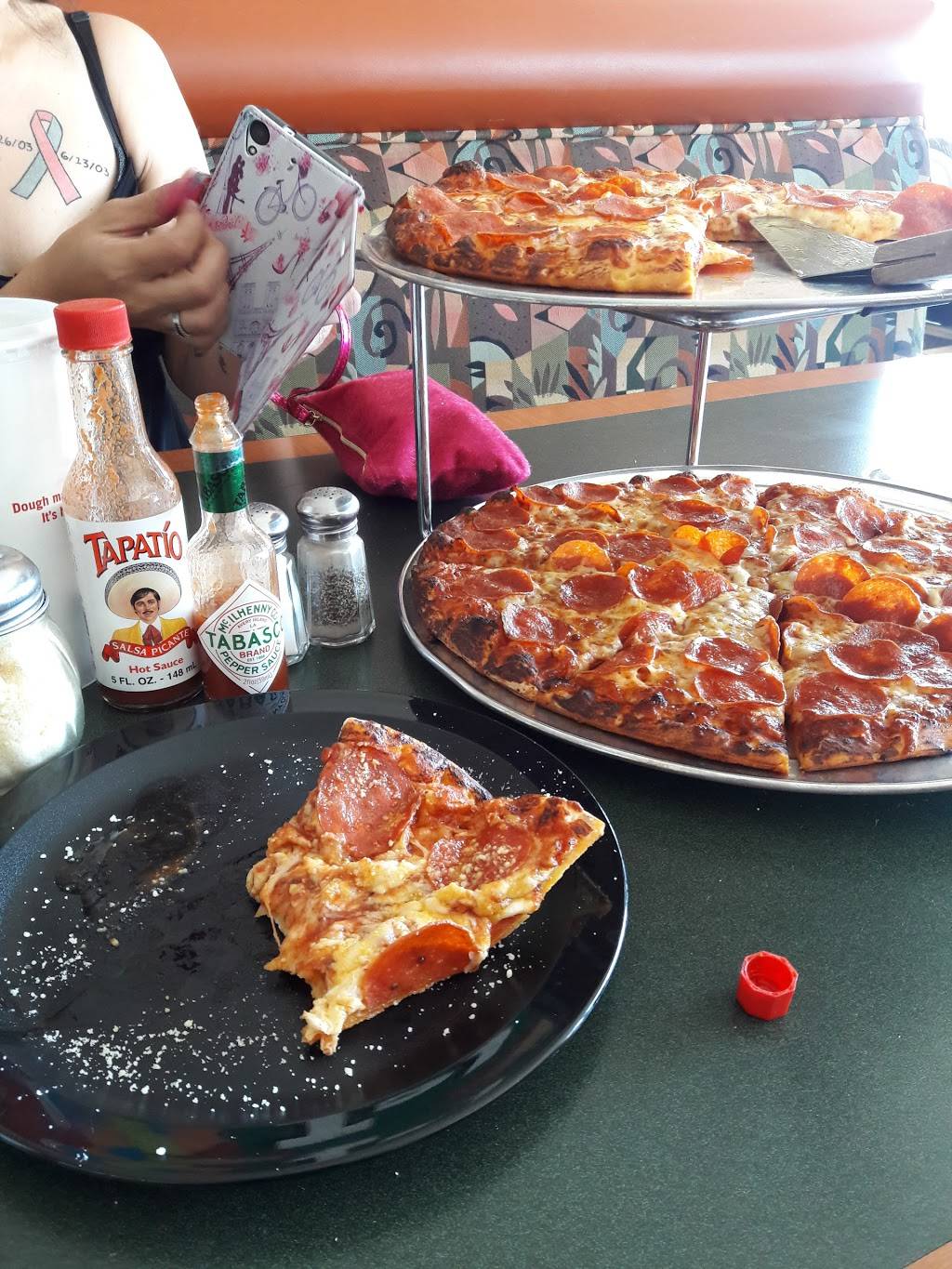 Round Table Pizza | meal delivery | 407 W Foothill Blvd, Glendora, CA 91741, USA | 6269635997 OR +1 626-963-5997