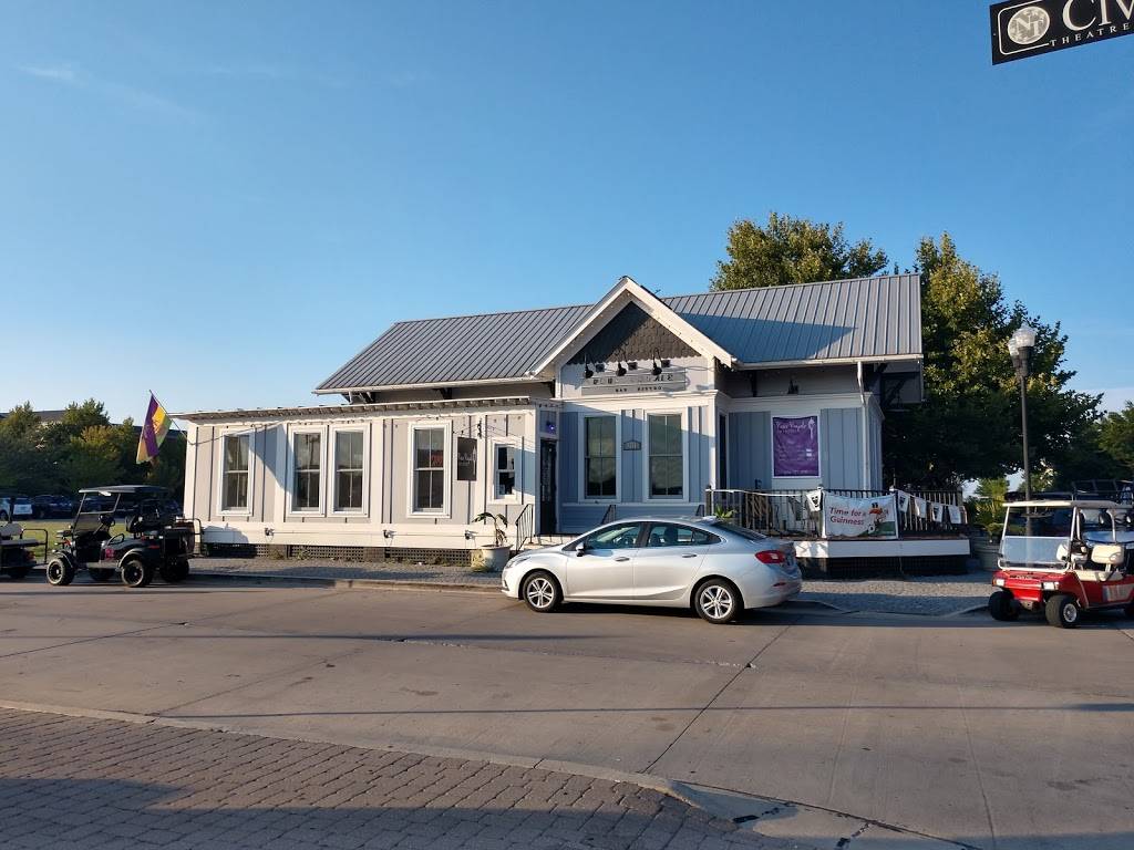 Roux Royale Bar & Bistro | restaurant | 3331 Rue Royale, St Charles, MO 63301, USA | 6369250941 OR +1 636-925-0941