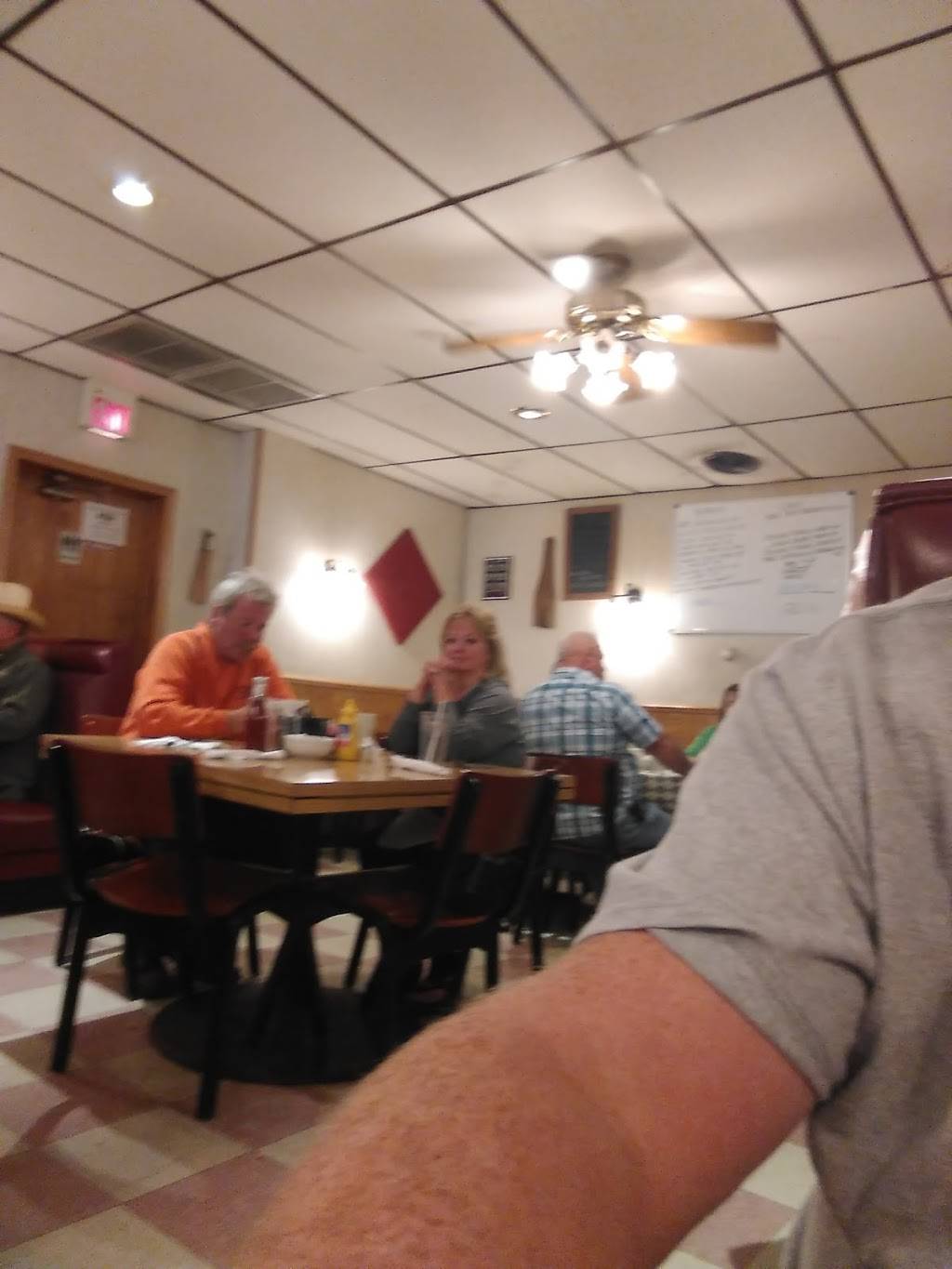 Dinos Restaurant | restaurant | 103 S State St, Marengo, IL 60152, USA | 8155683466 OR +1 815-568-3466