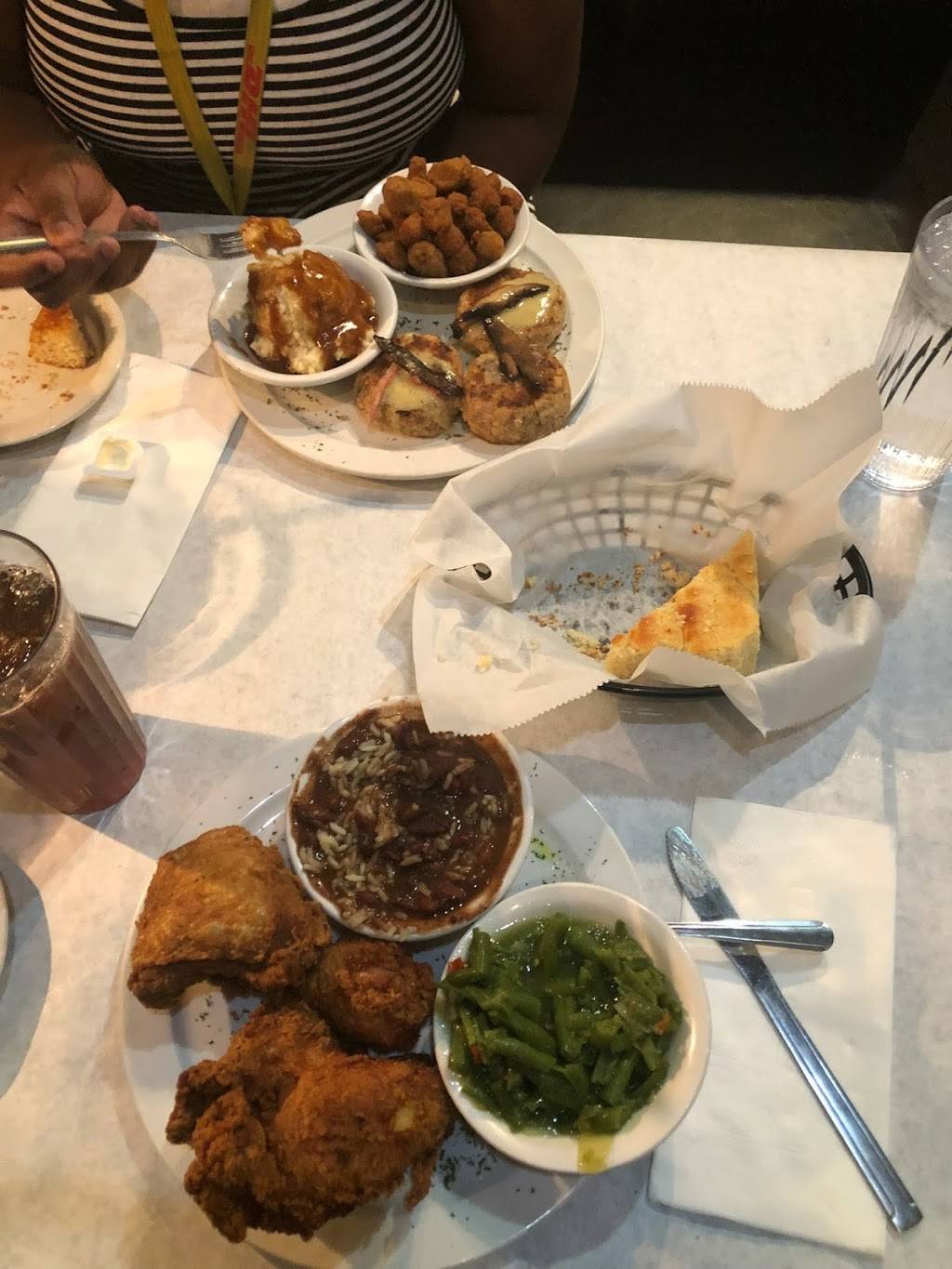 Beans & Cornbread | restaurant | 29508 Northwestern Hwy, Southfield, MI 48034, USA | 2482081680 OR +1 248-208-1680