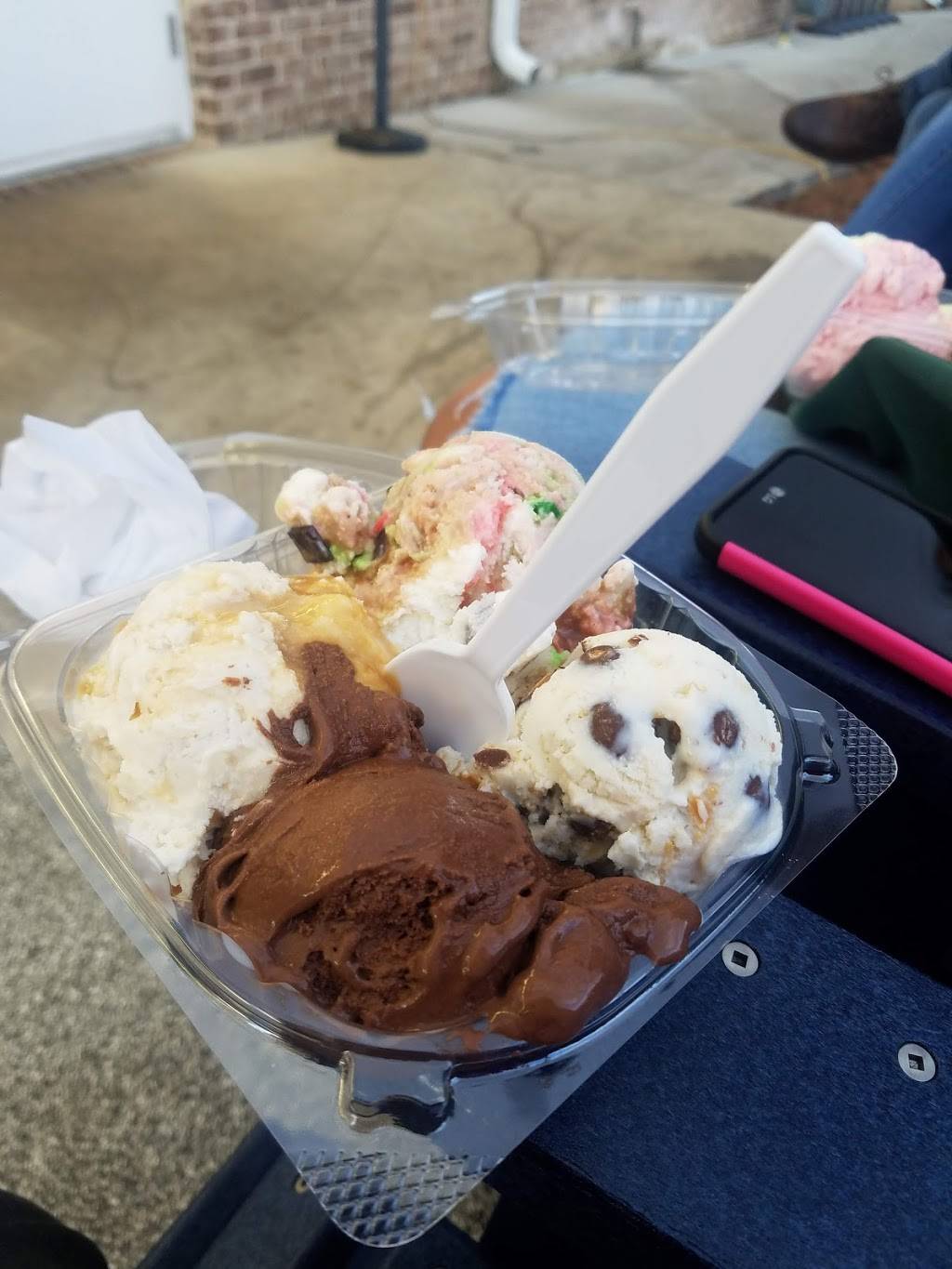 Handels Ice Cream | restaurant | 7086 Hwy 72 W, Huntsville, AL 35806, USA | 2565130080 OR +1 256-513-0080