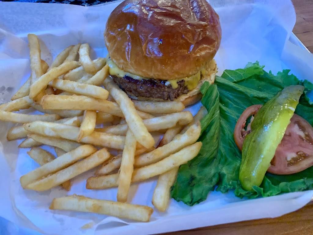 Paradise Cove 220 | restaurant | 218 S Bridge St, Yorkville, IL 60560, USA | 6308829955 OR +1 630-882-9955