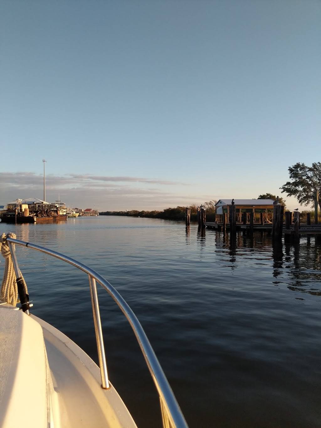 Harbor Light Marina | restaurant | 8239 LA-56, Chauvin, LA 70344, USA | 9854663167 OR +1 985-466-3167