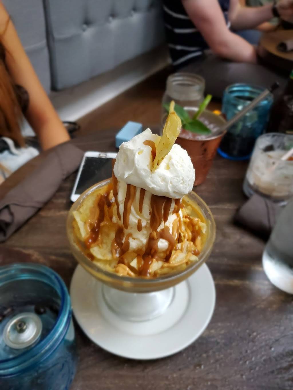 Shyndigz | restaurant | 1903 W Cary St, Richmond, VA 23220, USA | 8049383449 OR +1 804-938-3449