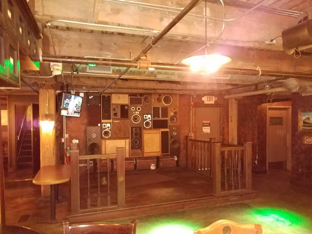 Kilkennys Irish Public House | restaurant | 400 W Front St, Traverse City, MI 49684, USA | 2319417527 OR +1 231-941-7527