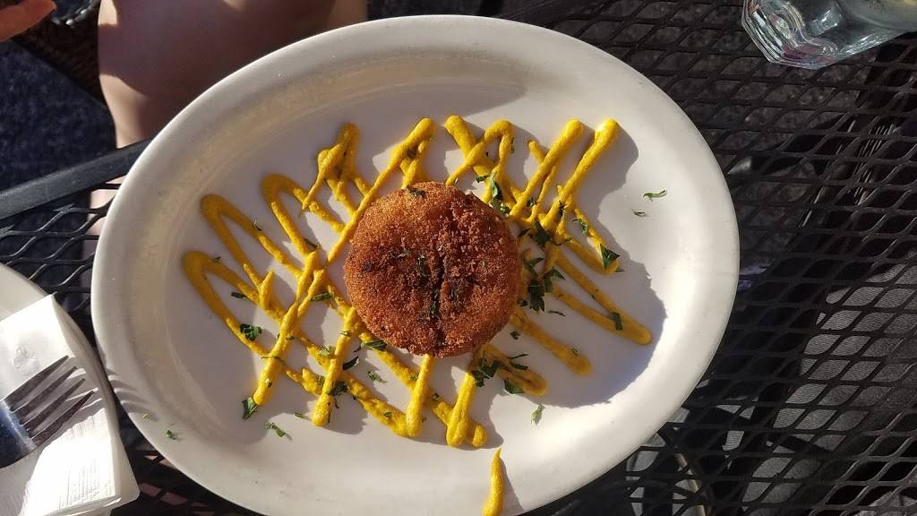 Barracudas Locust Point Tavern | restaurant | 1230 E Fort Ave, Baltimore, MD 21230, USA | 4106852832 OR +1 410-685-2832