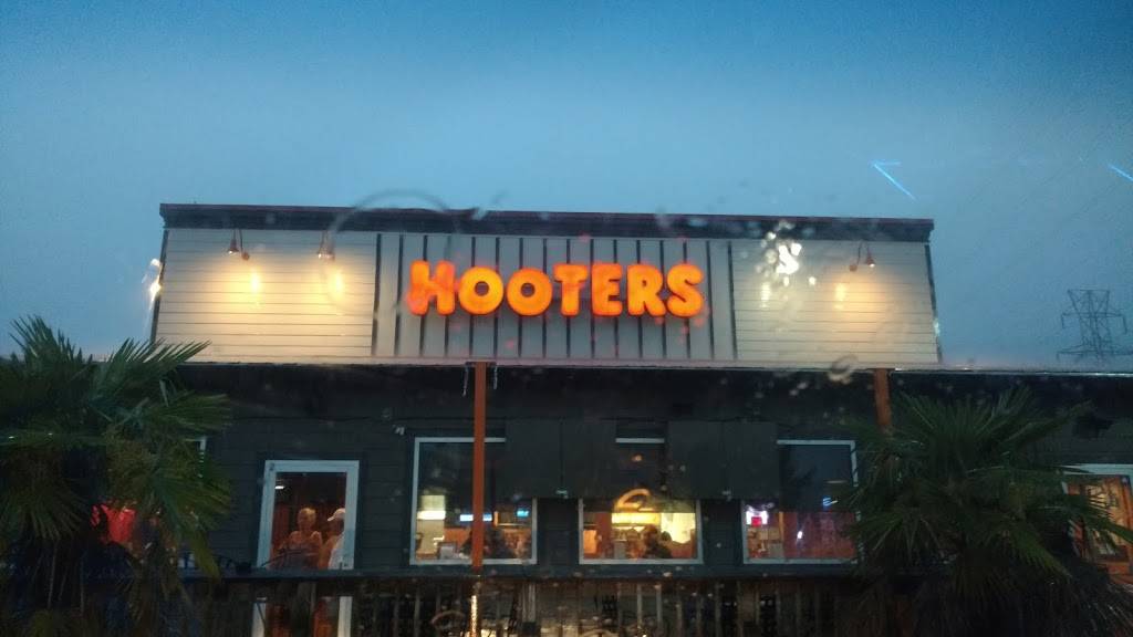 Hooters | restaurant | 1423 Riverchase Blvd, Rock Hill, SC 29732, USA | 8039804300 OR +1 803-980-4300