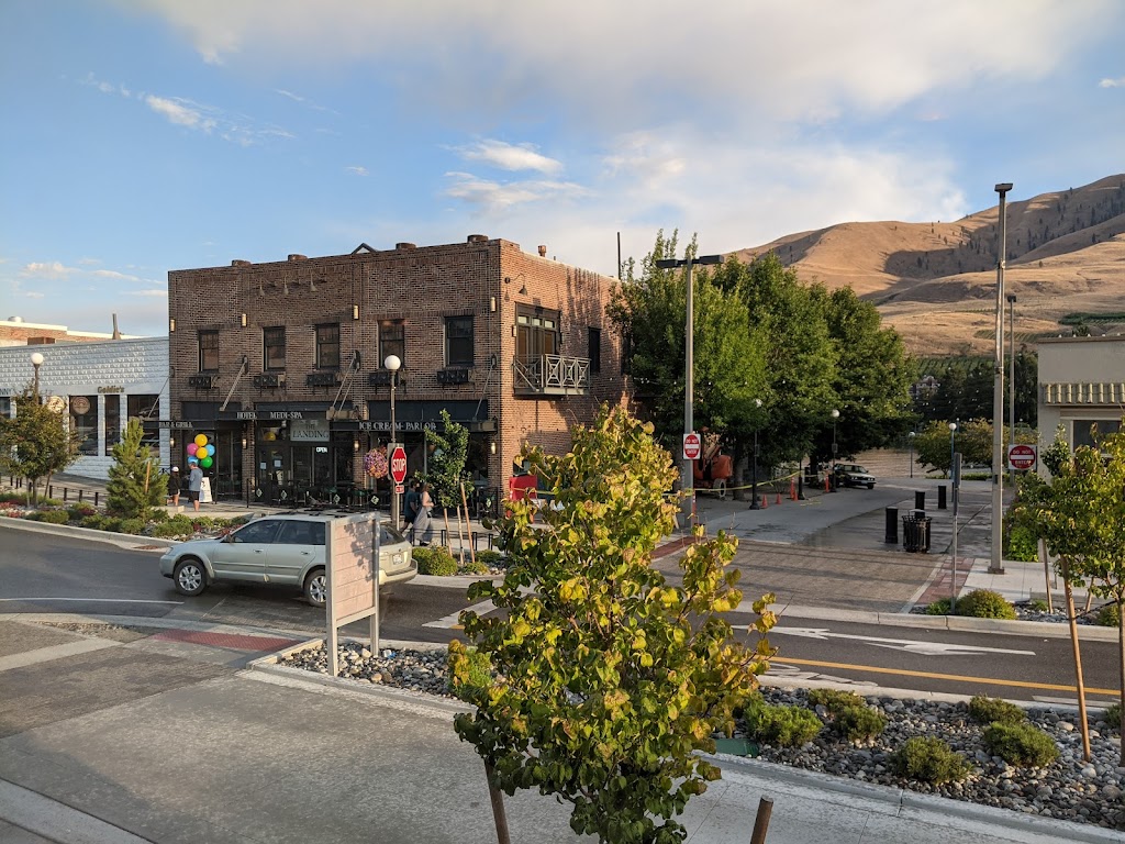 THE LANDING | restaurant | 104 E Woodin Ave, Chelan, WA 98816, USA | 5095961011 OR +1 509-596-1011