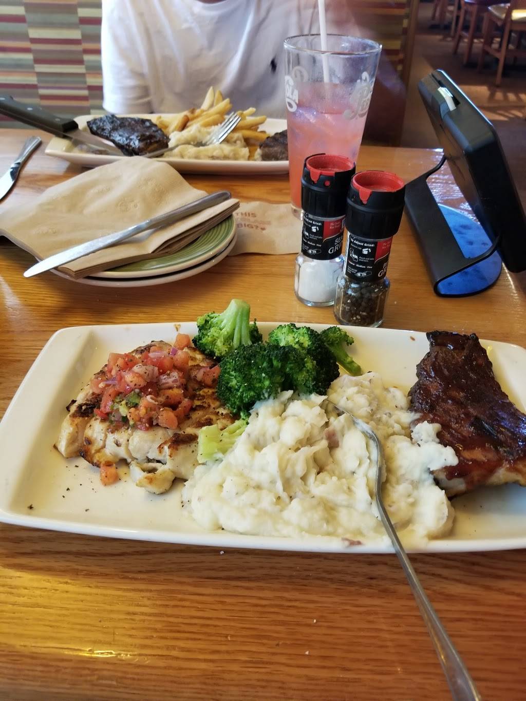 Applebees Grill + Bar | restaurant | 6100 O St Suite C318, Lincoln, NE 68505, USA | 4024676161 OR +1 402-467-6161