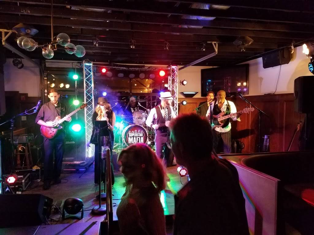 The Well Bar Grill and Rooftop | restaurant | 7421 Broadway, Kansas City, MO 64114, USA | 8163611700 OR +1 816-361-1700