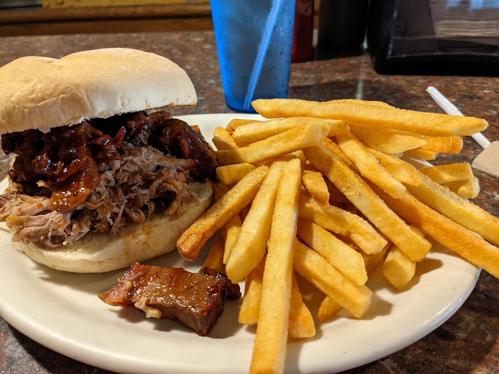 BobbyDs Merchant St BBQ | restaurant | 607 Merchant St, Emporia, KS 66801, USA | 6203421990 OR +1 620-342-1990