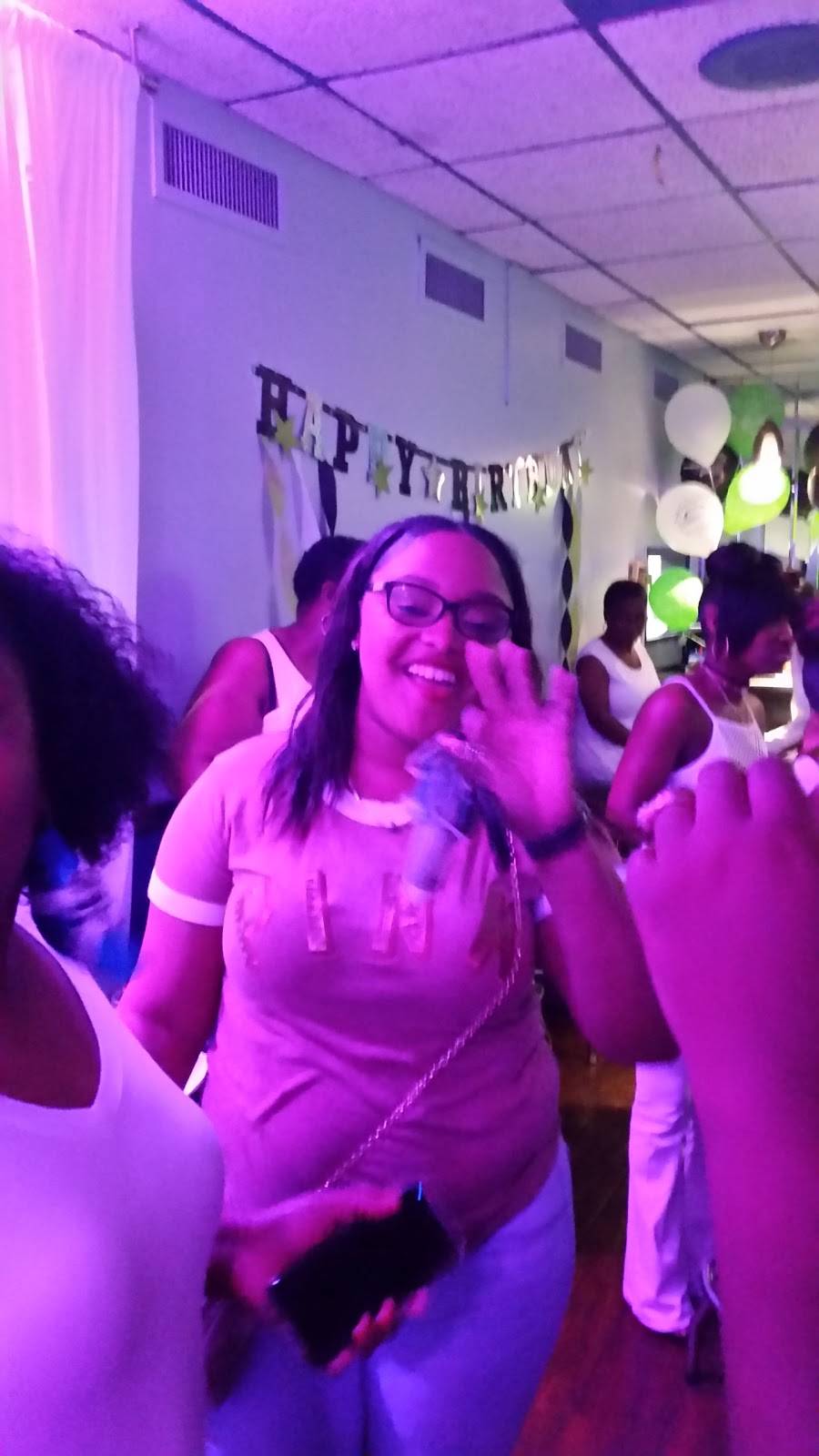 Lavue Bar & Grill | restaurant | 707 S Halsted St, Chicago Heights, IL 60411, USA | 7087550024 OR +1 708-755-0024