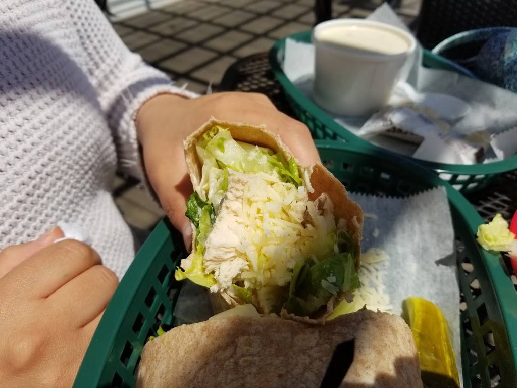 Spinnakers Café | cafe | 3 E Ferry Wharf, Jamestown, RI 02835, USA | 4014233077 OR +1 401-423-3077