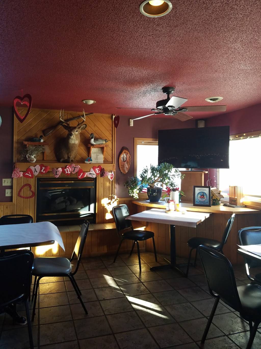 Fish Tales Pub & Grub | restaurant | 12502 Co Rd B, Hayward, WI 54843, USA | 7156348100 OR +1 715-634-8100