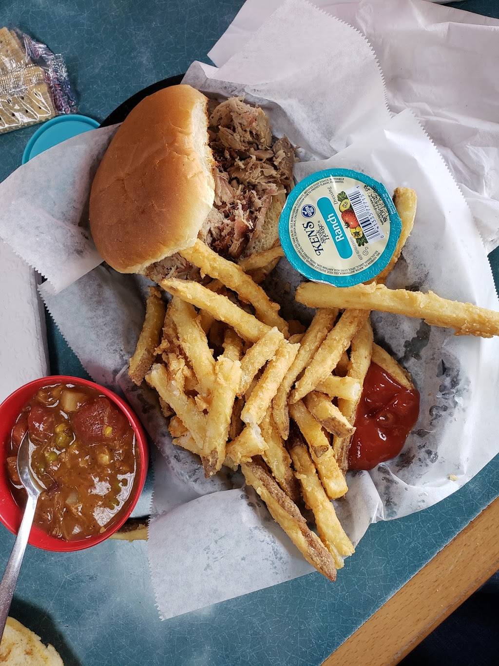 Twin Oaks BBQ | restaurant | 2618 Norwich St, Brunswick, GA 31520, USA | 9122653131 OR +1 912-265-3131