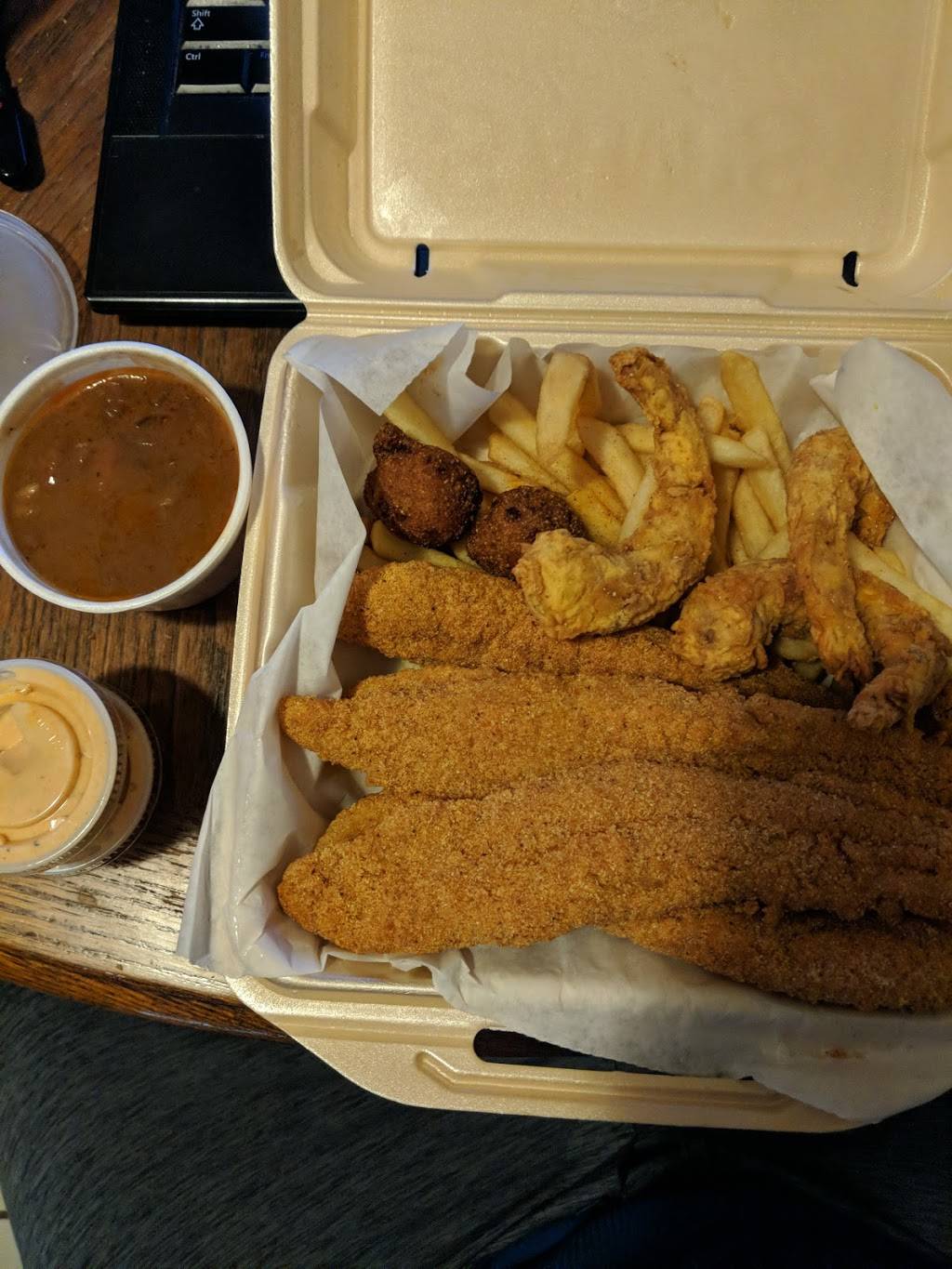 Sams Southern Eatery | restaurant | 420 S Green River Rd, Evansville, IN 47715, USA | 8124012220 OR +1 812-401-2220