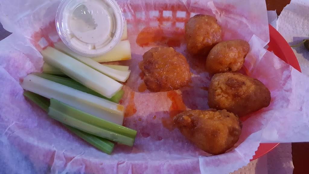 Bucketts Wings & More | restaurant | 6301 South Pointe Blvd, Fort Myers, FL 33919, USA | 2394817311 OR +1 239-481-7311