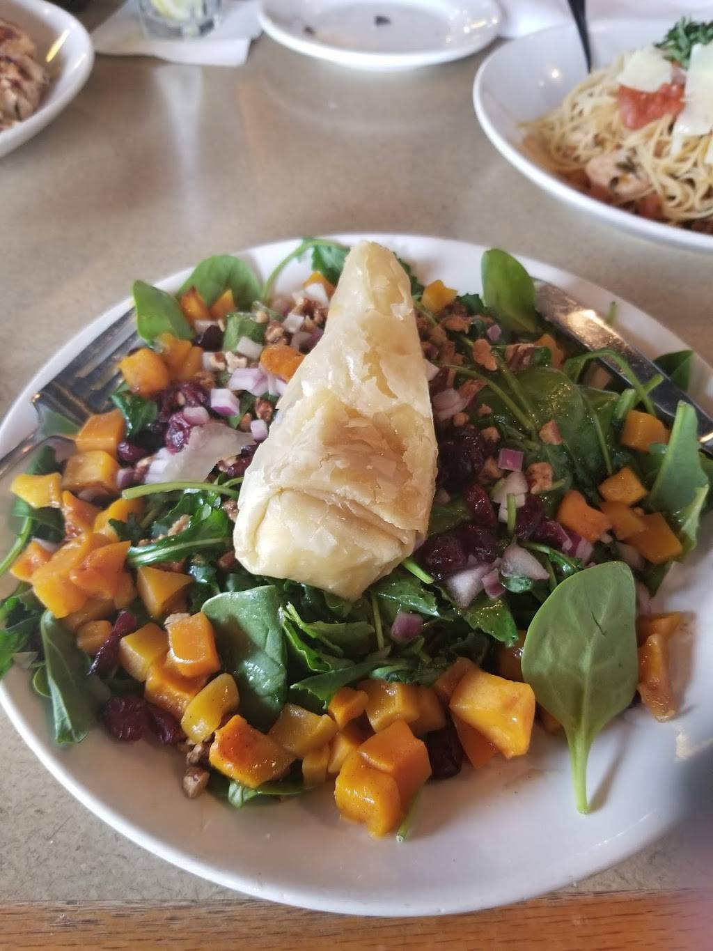 Garretts Restaurant and Bar | restaurant | 1631 N Bell School Rd, Rockford, IL 61107, USA | 8154849473 OR +1 815-484-9473