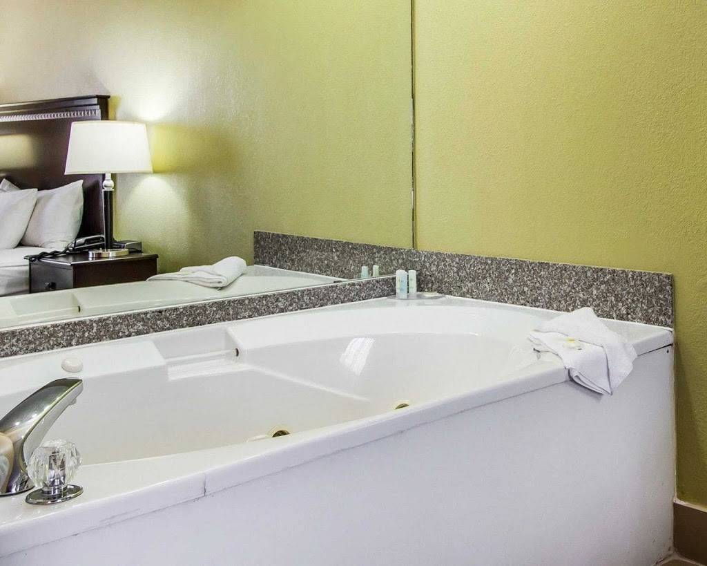 Comfort Inn & Suites Lincoln Talladega I-20 | restaurant | 850/A Speedway Industrial Dr, Lincoln, AL 35096, USA | 2055483058 OR +1 205-548-3058