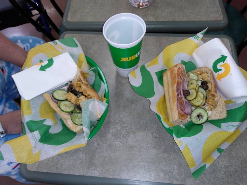 Subway | restaurant | 1601 18th Street, Silvis, IL 61282, USA | 3097960996 OR +1 309-796-0996