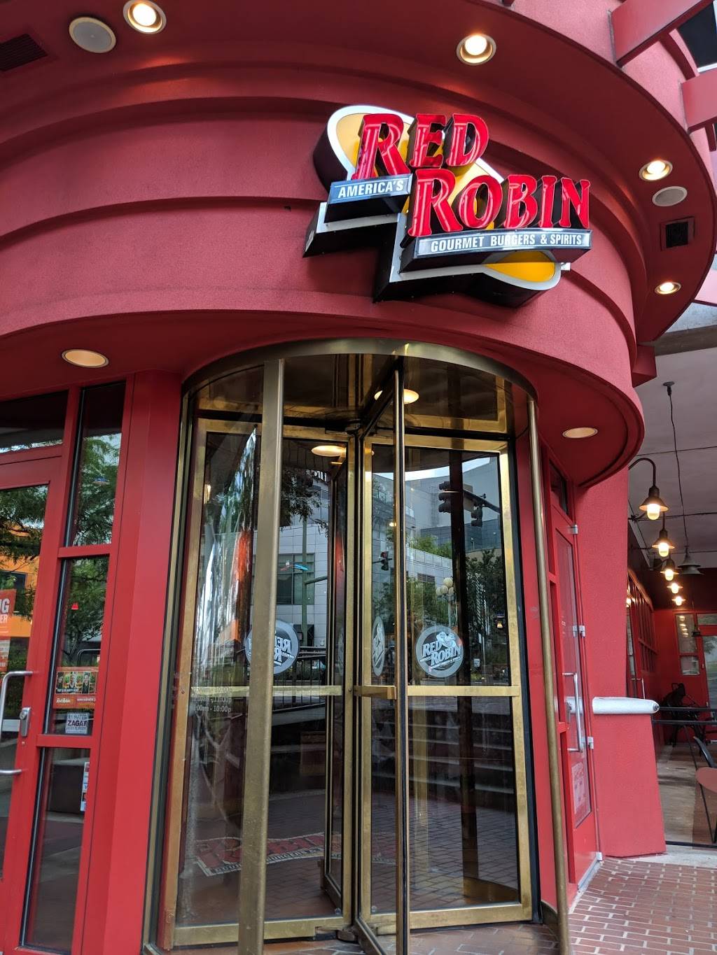 Red Robin Gourmet Burgers and Brews | restaurant | 408 Bellevue Square, Bellevue, WA 98004, USA | 4254539522 OR +1 425-453-9522