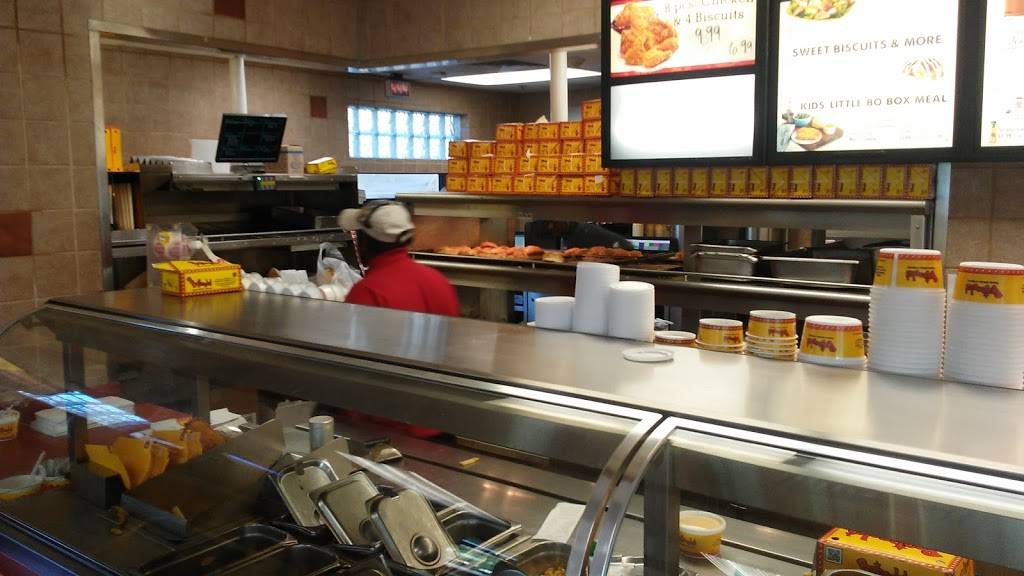 Bojangles Famous Chicken n Biscuits | restaurant | 740 Folly Rd, Charleston, SC 29412, USA | 8437958323 OR +1 843-795-8323