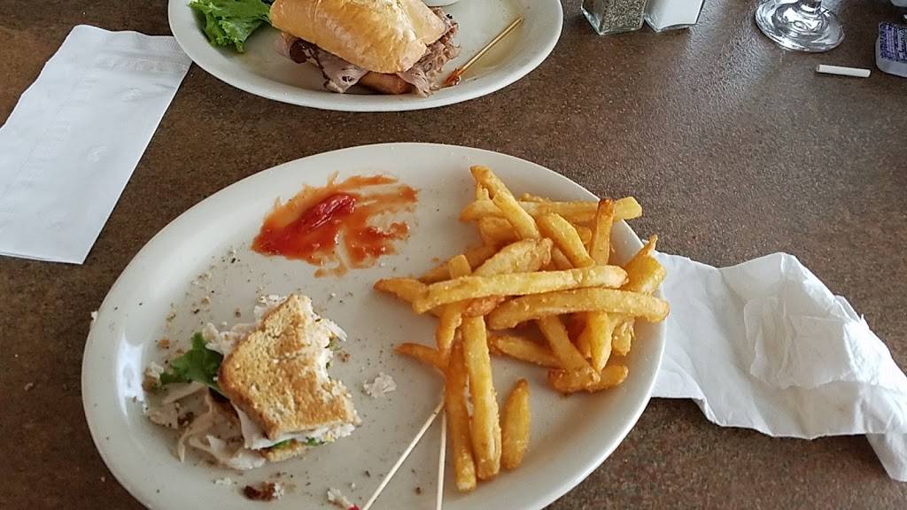 Ellies At The Airport | restaurant | 18218 59th Ave NE, Arlington, WA 98223, USA | 3604354777 OR +1 360-435-4777