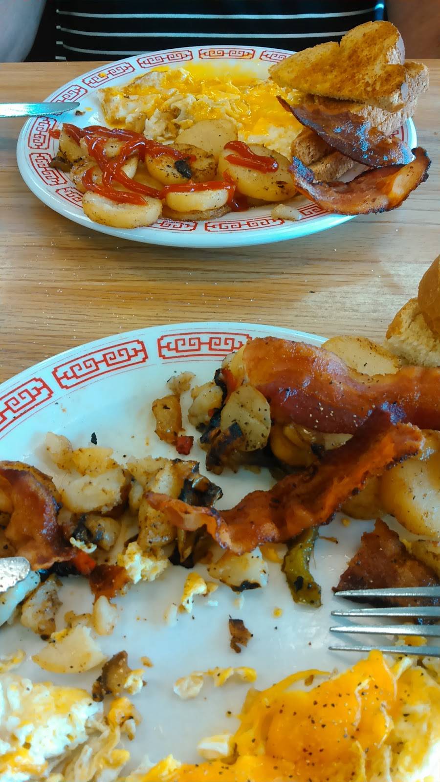 Smillies Family Restaurant | restaurant | 6557 PA-819, Mt Pleasant, PA 15666, USA | 7245475611 OR +1 724-547-5611