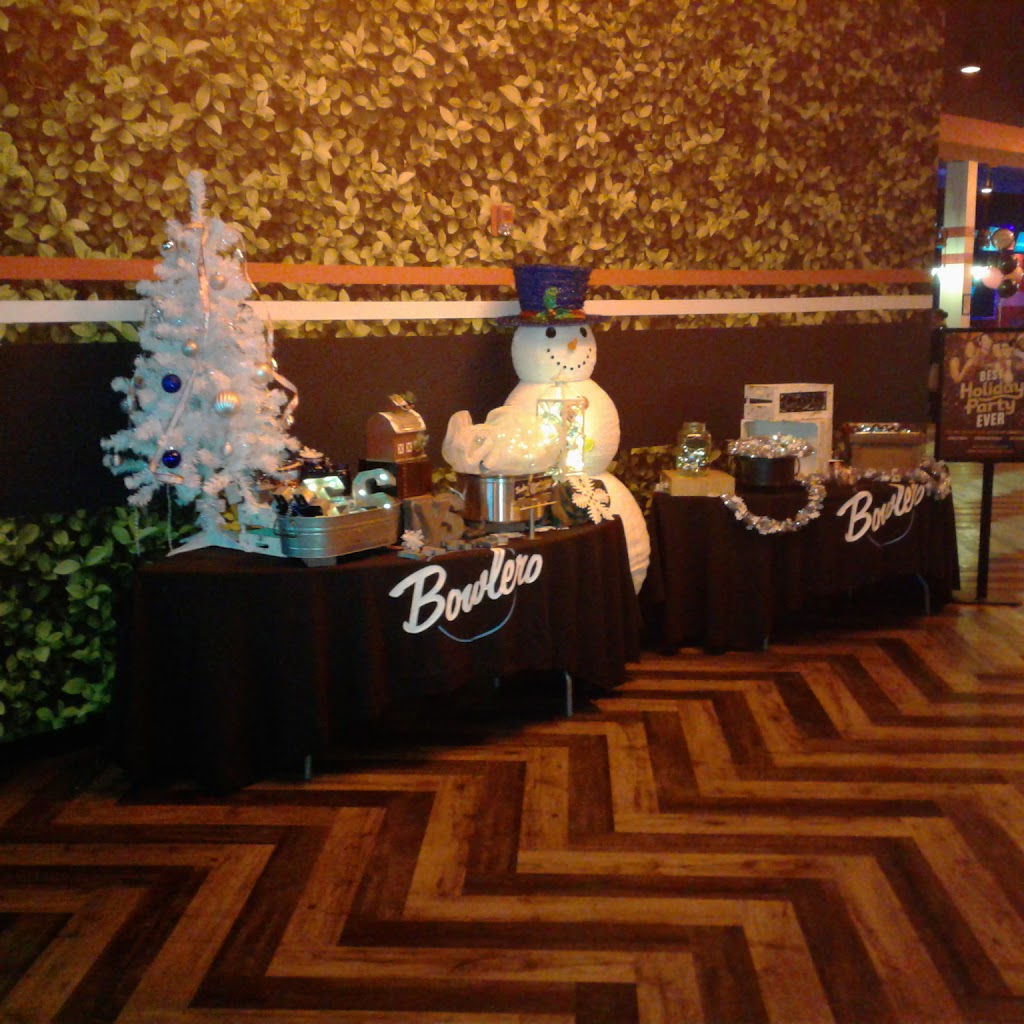 Bowlero Romeoville | restaurant | 735 Center Blvd, Romeoville, IL 60446, USA | 6303782695 OR +1 630-378-2695