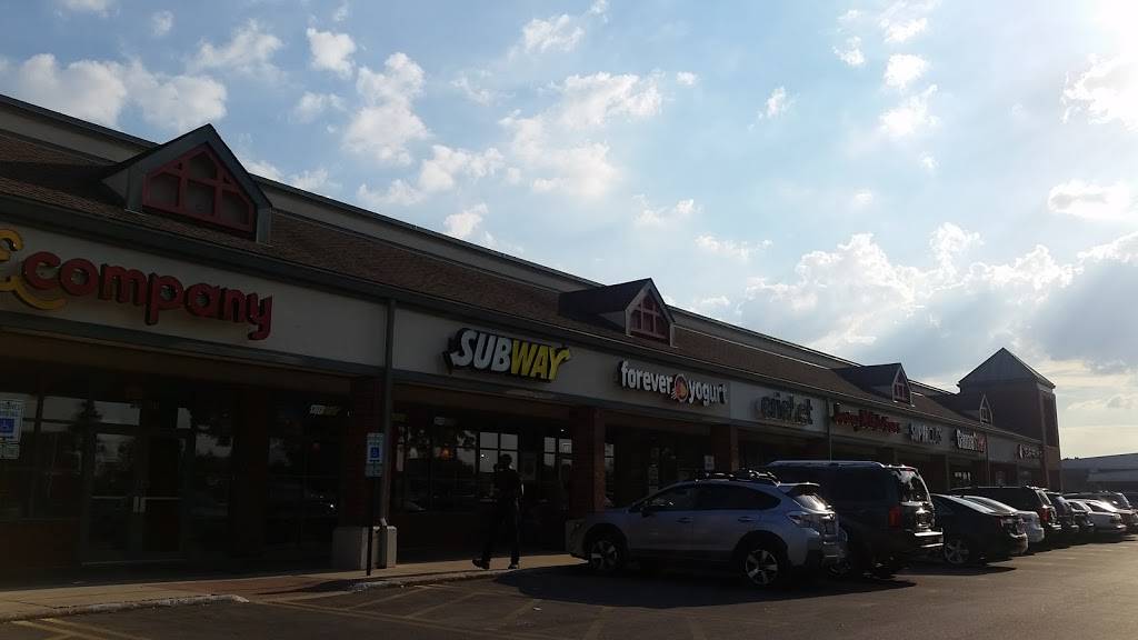 Subway Restaurants | restaurant | 5685 W Touhy Ave, Niles, IL 60714, USA | 8476472111 OR +1 847-647-2111