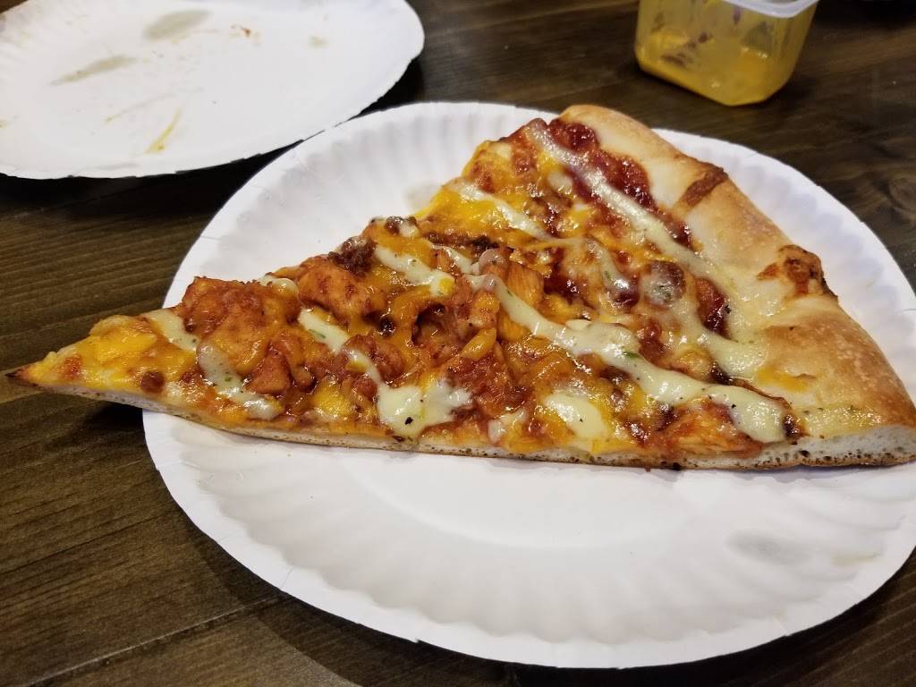 Ians Pizza Garver | restaurant | 3241 Garver Green Suite 121, Madison, WI 53704, USA | 6082579248 OR +1 608-257-9248