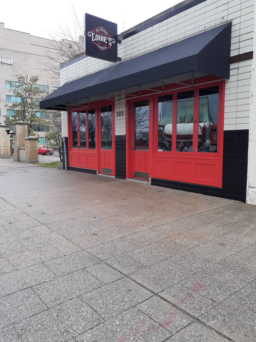 Louies Hot Chicken & Barbecue-Broadway | restaurant | 505 W Broadway, Louisville, KY 40202, USA | 5027095275 OR +1 502-709-5275