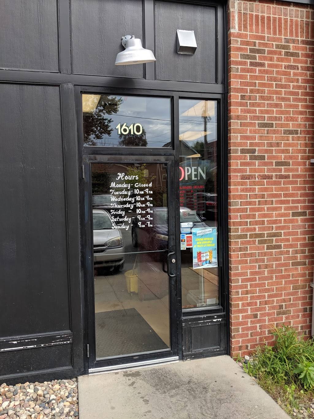 Tacos La Familia | restaurant | 1610 6th Ave, Des Moines, IA 50314, USA | 5152446659 OR +1 515-244-6659