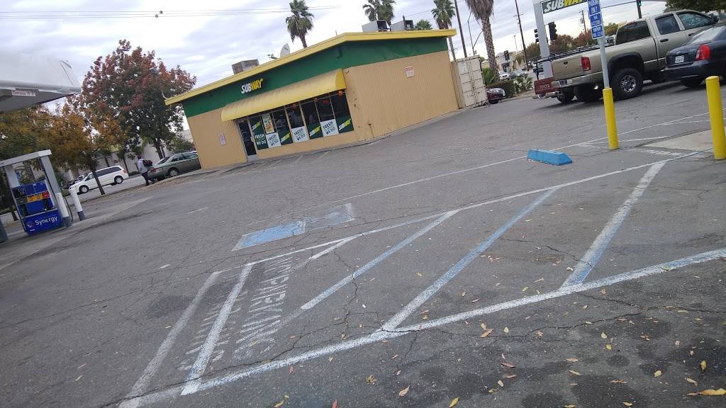 Subway | restaurant | 2619 S E St, Fresno, CA 93706, USA | 5592331996 OR +1 559-233-1996